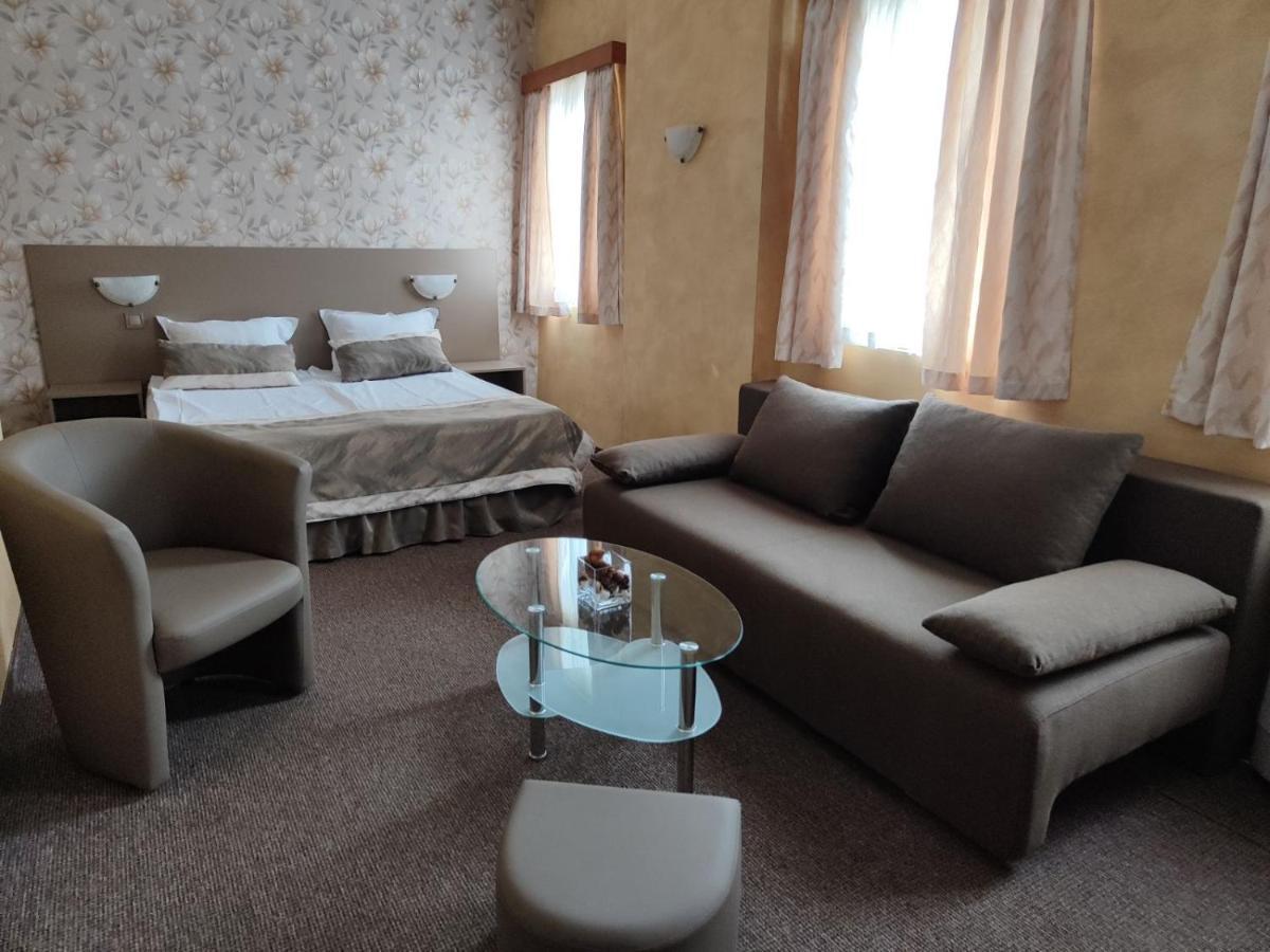 Семеен Хотел "Булаир" Burgas City Exterior foto