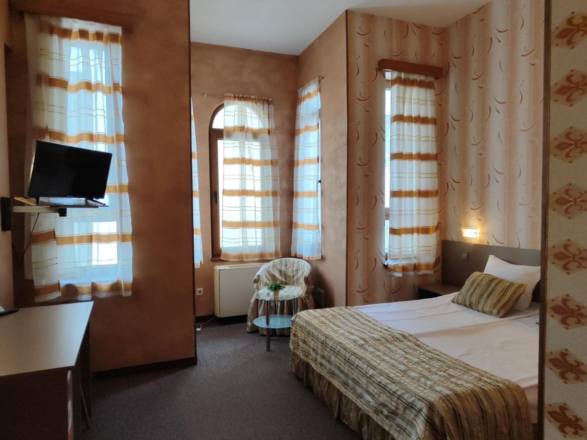 Семеен Хотел "Булаир" Burgas City Exterior foto